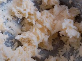 加入三分之一的糖粉，用电动打蛋器进行打发，一定要打到黄油和糖粉充分融合 ,打到没有干粉为止哦