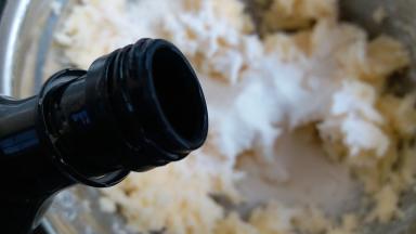 把打蛋盆边缘的黄油用刮刀都刮到中间,再加几滴百利甜酒