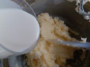 淡奶油分三次加入黄油进行打发。注意哦，是分三次加，每加一次充分搅打均匀再加下一次