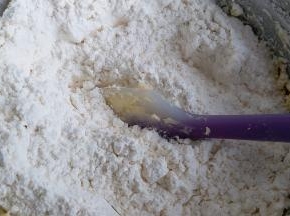 用刮刀拌均匀