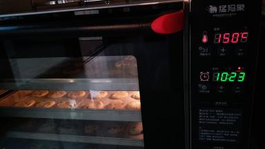 风炉烤箱提前160度预热,将四盘饼干同时放入烤箱，150度热风模式进行烘烤