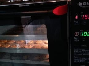风炉烤箱提前160度预热,将四盘饼干同时放入烤箱，150度热风模式进行烘烤