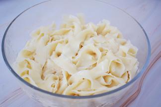 锅中烧开水，放入刀削面，煮熟后捞出过凉水，再加入适量的食用油拌匀，这样的处理好的面条才不会粘在一起