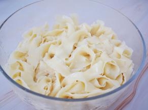 锅中烧开水，放入刀削面，煮熟后捞出过凉水，再加入适量的食用油拌匀，这样的处理好的面条才不会粘在一起