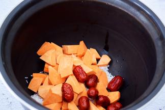 把大米、红薯、红枣放入高压锅内胆中