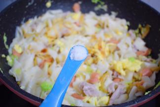 加入盐调味，翻炒均匀