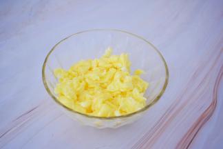 另起锅倒入适量的食用油烧热，倒入鸡蛋液，用筷子快速搅成小块状，盛出备用