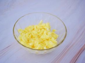 另起锅倒入适量的食用油烧热，倒入鸡蛋液，用筷子快速搅成小块状，盛出备用