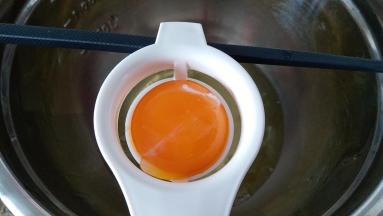 蛋清蛋黄分离，蛋清装到无油无水的干净容器内