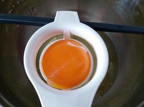 蛋清蛋黄分离，蛋清装到无油无水的干净容器内