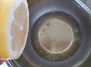 新鲜柠檬挤汁到蛋清内