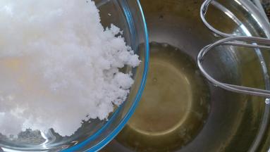 绵白糖一次性倒入蛋清内，用电动打蛋器进行打发