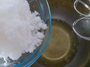 绵白糖一次性倒入蛋清内，用电动打蛋器进行打发