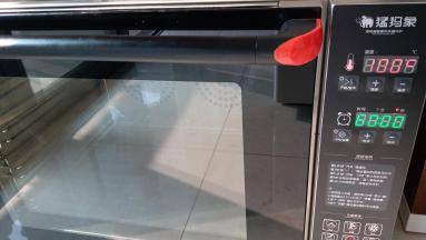 打发蛋白之前，烤箱提前100度预热