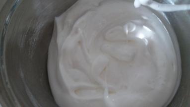 打发中途记得把打蛋盆边缘的蛋白用刮刀都刮进去