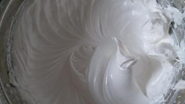 再用电动打蛋器低速搅打三圈