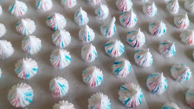 烤盘内垫油纸，全部挤到烤盘内