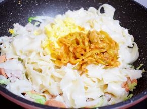 加入刀削面、鸡蛋、榨菜丝，翻炒均匀