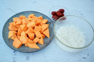 大米淘洗干净，红薯去皮洗净切成小块，红枣洗净备用