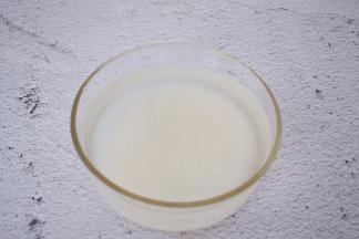 大米加入纯净水和1勺香油浸泡30分钟