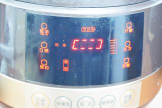 放入高压锅中，盖上锅盖，启动煮粥功能，口感选择标准，启动开始即可，坐等粥出锅