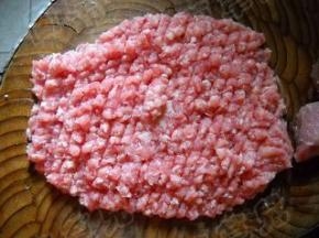 猪肉洗净剁碎。