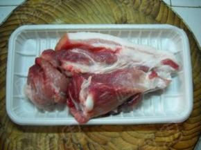 准备好猪腿肉。