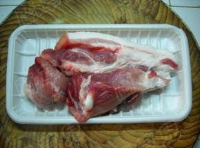 准备好猪腿肉。