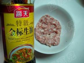 取部分肉碎加入生抽，拌匀。