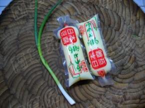 准备好玉子和香葱。