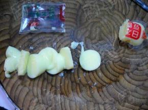 玉子切成小块备用。