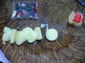 玉子切成小块备用。