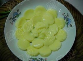切好的玉子豆腐码放在盘中。