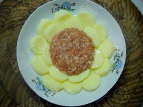 将调好味的肉碎放在玉子豆腐上。