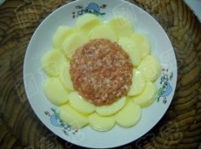 将调好味的肉碎放在玉子豆腐上。