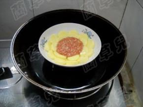 锅中水开，放入盘子；大火蒸10分钟。