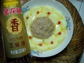 蒸好的玉子汽水肉，用枸杞子点缀一下，淋上芝麻油。