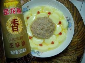 蒸好的玉子汽水肉，用枸杞子点缀一下，淋上芝麻油。