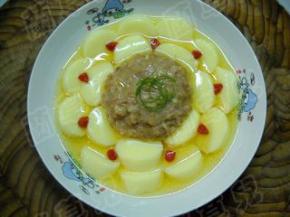 放上葱丝。蒸好的玉子汽水肉趁热食用，味道很是鲜美。