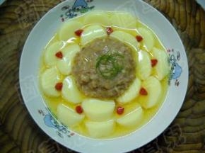 放上葱丝。蒸好的玉子汽水肉趁热食用，味道很是鲜美。