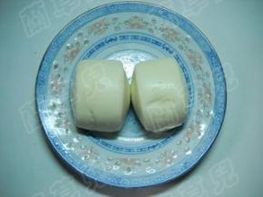 准备好剩馒头。