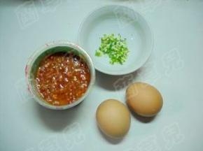 准备好鸡蛋、辣椒酱、香葱；香葱洗净切细粒备用。