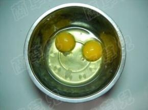 鸡蛋磕破于碗中。