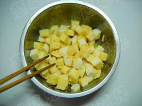 拌匀，使馒头丁裹满蛋液。