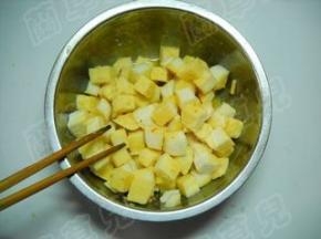 拌匀，使馒头丁裹满蛋液。
