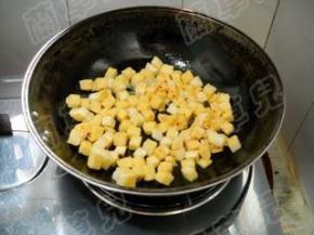 锅中油热，倒入馒头丁，小火煎至蛋液凝固。