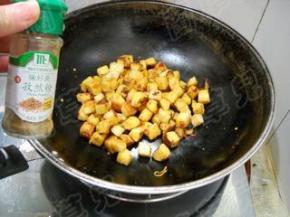 撒入孜然，炒匀。