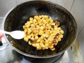 加入盐，炒匀。