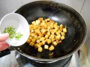 撒入葱花，炒匀。煎好的馒头丁盛入碗中趁热食用。