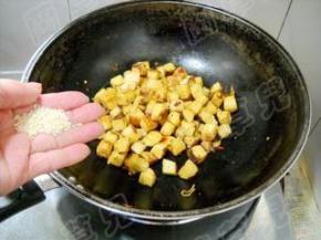 加入熟白芝麻，簸匀。